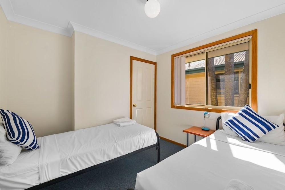 Dolphin Sands Holiday Cabins คอฟฟ์ฮาร์เบอร์ ภายนอก รูปภาพ